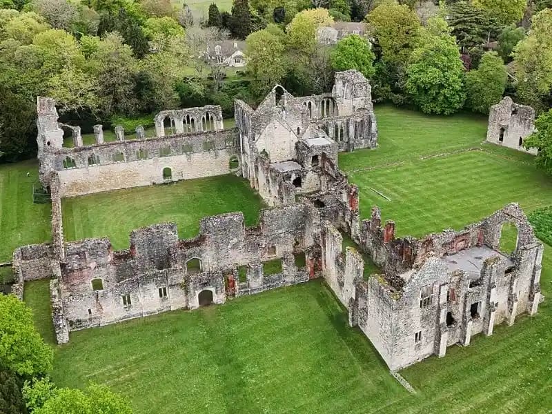 Vue aérienne de Netley Abbey révélant l’organisation générale des vestiges