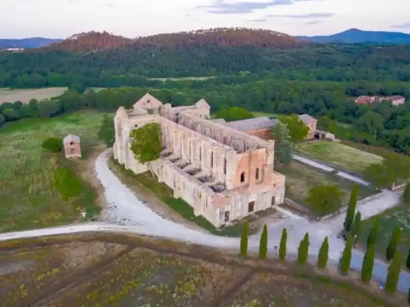 Vue aérienne par drone d’un monument religieux en ruine devenu difficile d’accès