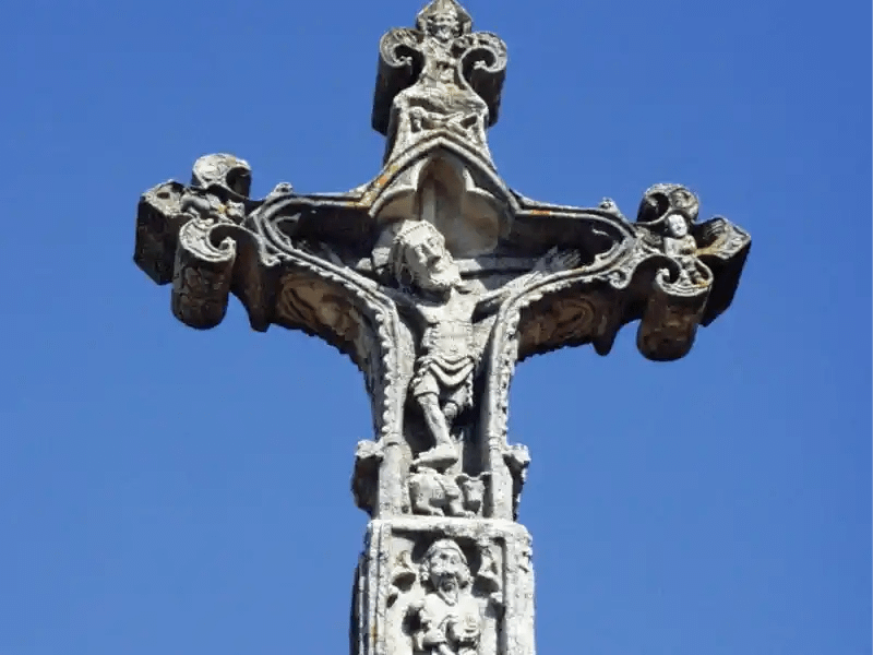 Vue aérienne par drone d’un monument religieux en ruine devenu difficile d’accès