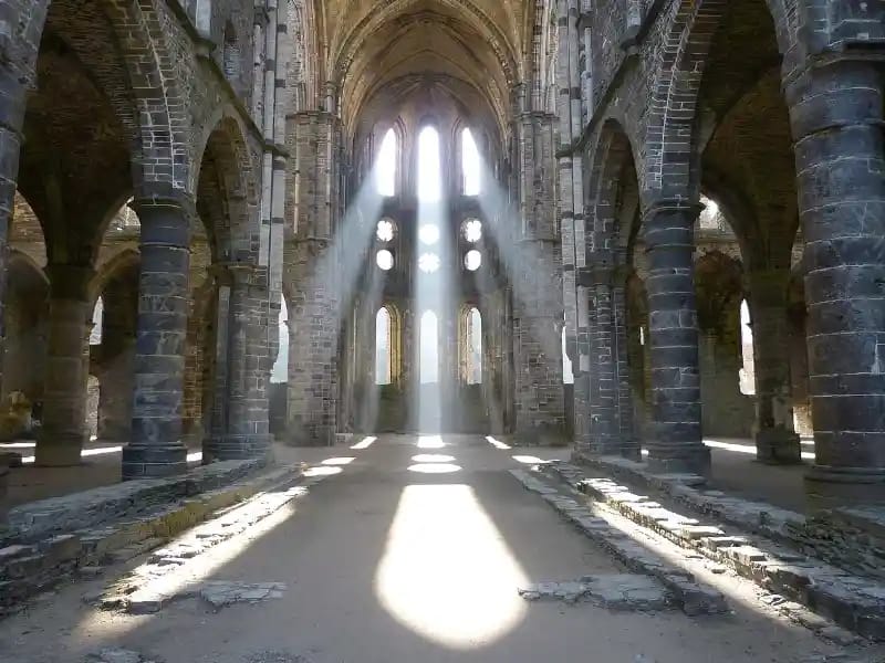 Vue aérienne par drone d’un monument religieux en ruine devenu difficile d’accès