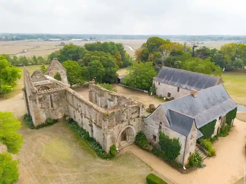 Ruines et vestiges d’un ancien édifice religieux documentés par drone