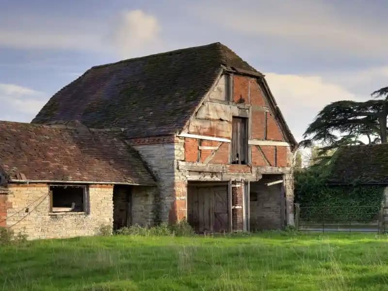 Vue par drone de dépendances anciennes en environnement rural
