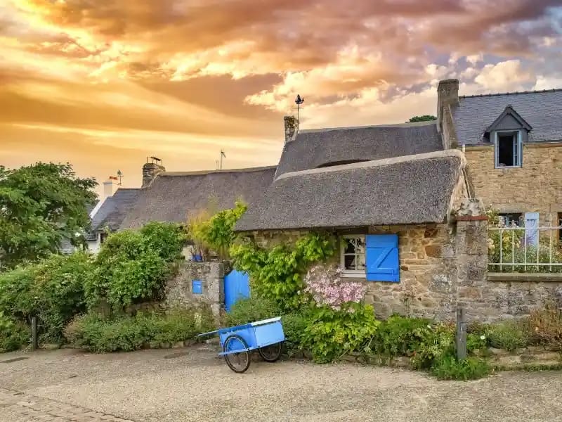 Observation aérienne d’une façade ancienne en milieu rural