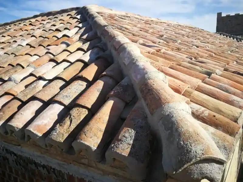 Vue aérienne d’une toiture ancienne du patrimoine rural