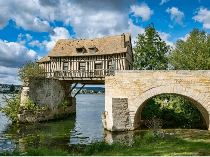 Vue aérienne documentaire d’un ouvrage ancien du patrimoine rural