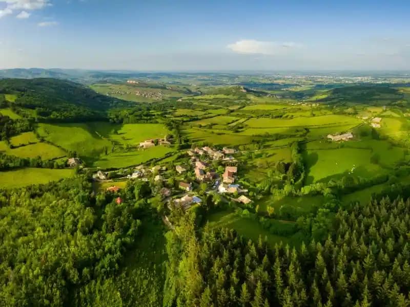 Vue aérienne générale d’un ensemble architectural rural