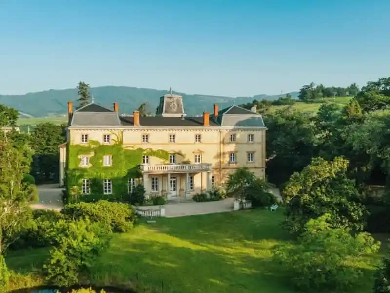 Photographie d’une chambre d’hôtes située dans un domaine arboré
