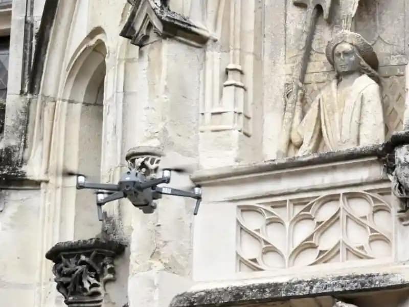 Drone devant un monument religieux pour association patrimoniale et lieu de mémoire