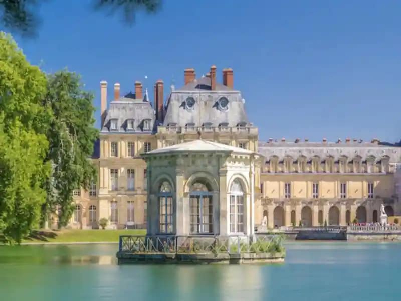 Documentation visuelle aérienne de monument historique et patrimoine bâti ancien
