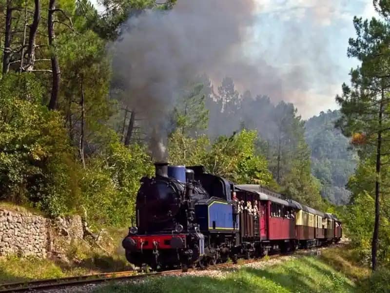 Train à vapeur historique pour patrimoine ferroviaire et association de sauvegarde
