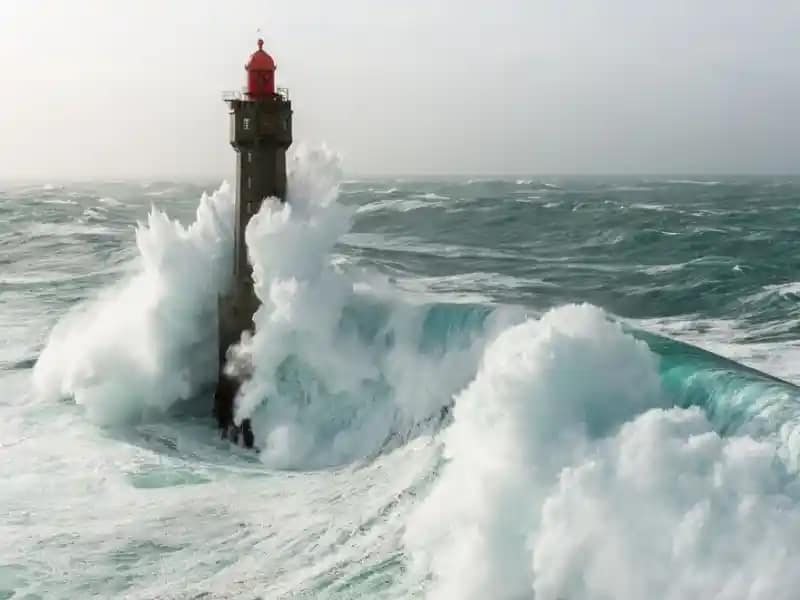 Prise de vue aérienne d’un phare et ouvrage maritime patrimonial