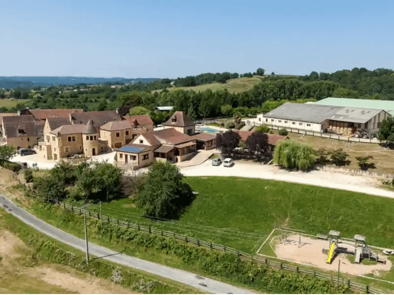 Vue aérienne d’un domaine utilisé pour la location saisonnière touristique