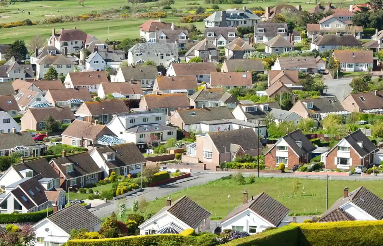 Vue aérienne drone d’un quartier résidentiel pour agence immobilière