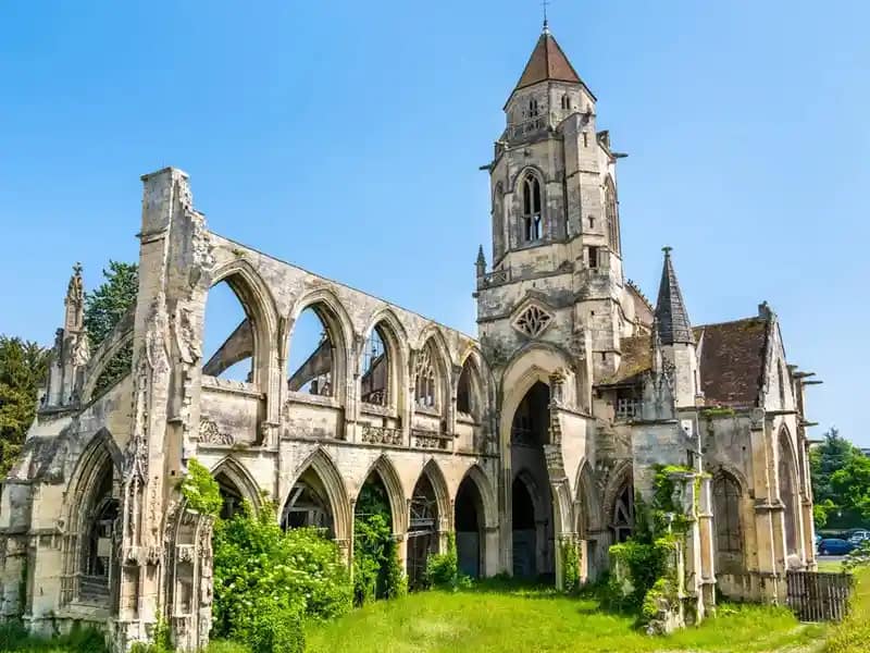 Structures ouvertes et vestiges visibles drone