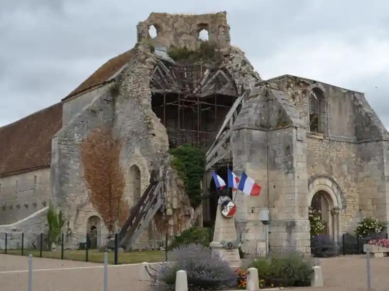 Travaux de restauration de chapiteaux dans un monument historique