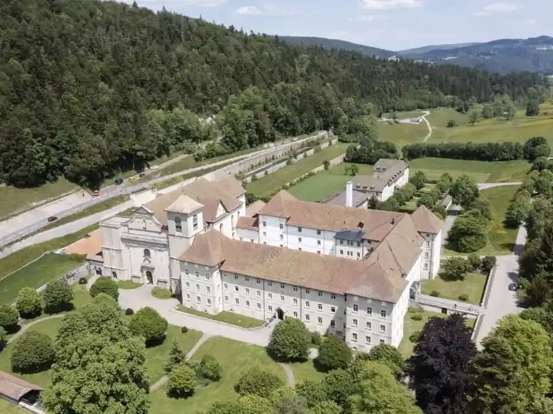 Vue aérienne de l’abbatiale de Bellelay et de son environnement patrimonial
