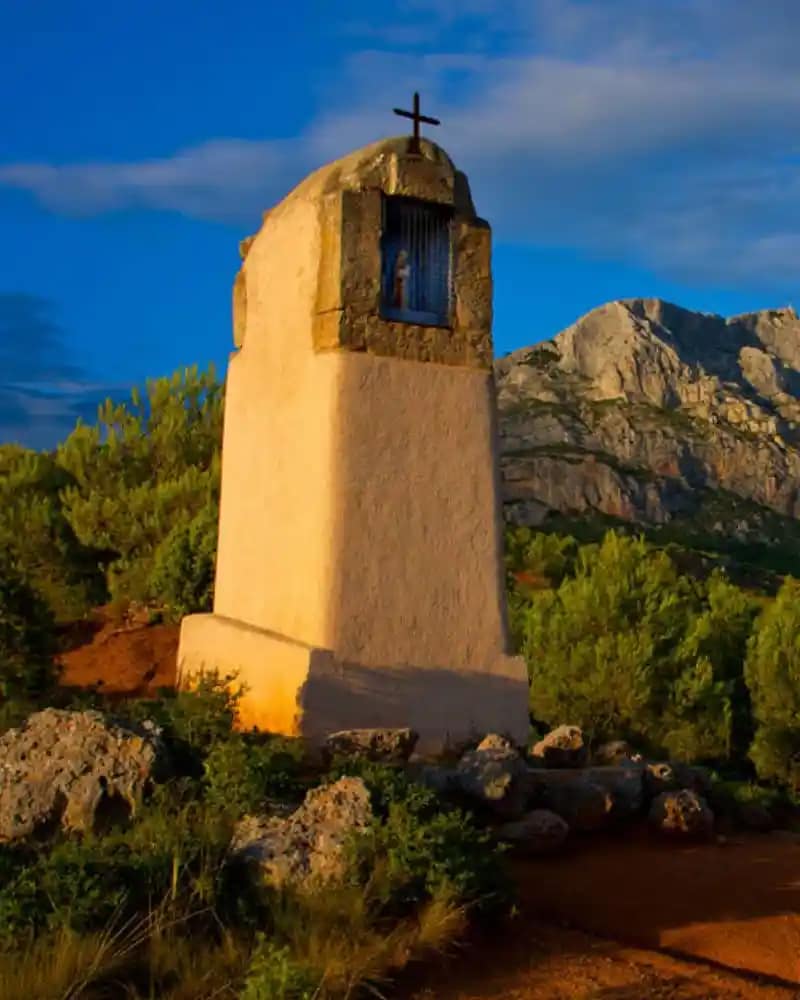 Oratoire isolé et petit patrimoine rural Oratoire isolé au pied de la montagne Sainte-Victoire dans une lumière chaude