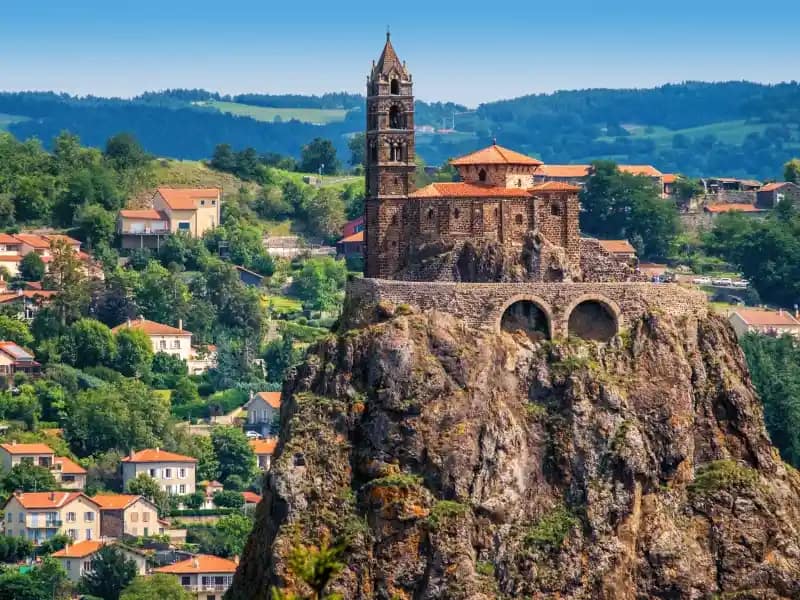 Église Saint-Michel d'Aiguilhe implantée sur un piton rocheux illustrant la préparation d'une mission