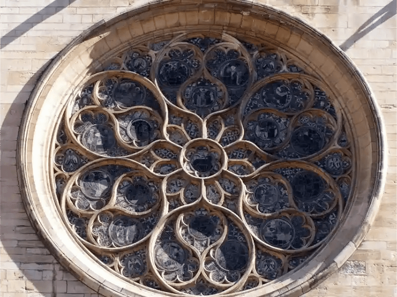 Rosace d'une cathédrale illustrant la richesse du patrimoine religieux
