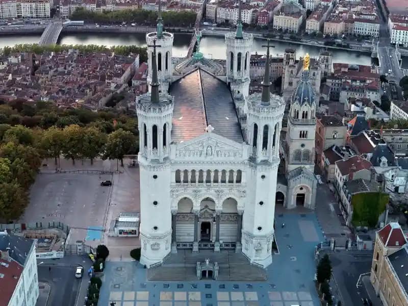 Vue aérienne de la basilique Notre-Dame de Fourvière