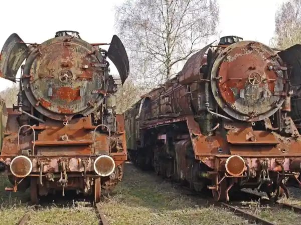 Patrimoine ferroviaire avant restauration Ancien site ferroviaire abandonné avant restauration