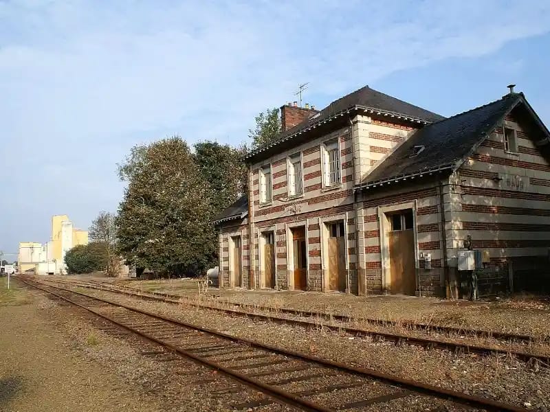 Ancienne gare de Baud – Patrimoine ferroviaire Ancienne gare de Baud et voies ferroviaires