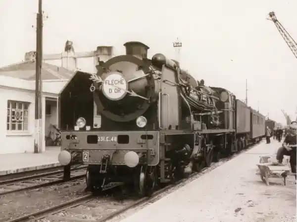 Archive ferroviaire – locomotive de la Flèche d’Or Photographie ancienne d’une locomotive à vapeur de la Flèche d’Or à quai