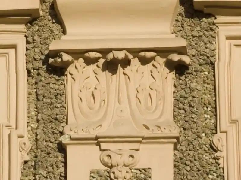 Détail architectural sculpté sur la façade d’un château historique