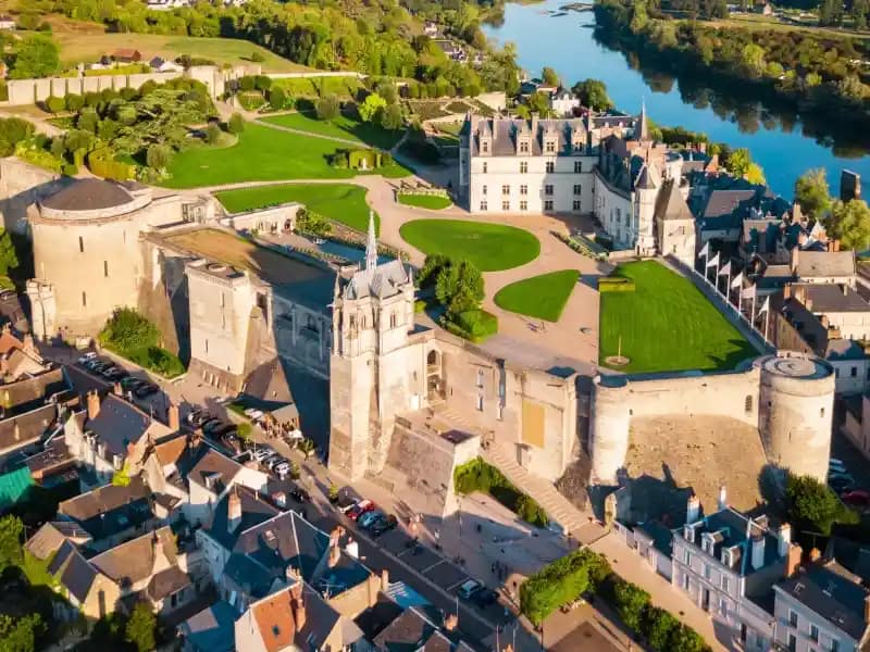 Vue aérienne d’un château historique montrant son architecture et son environnement