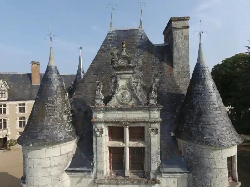 Vue rapprochée des toitures et parties hautes d’un château ancien