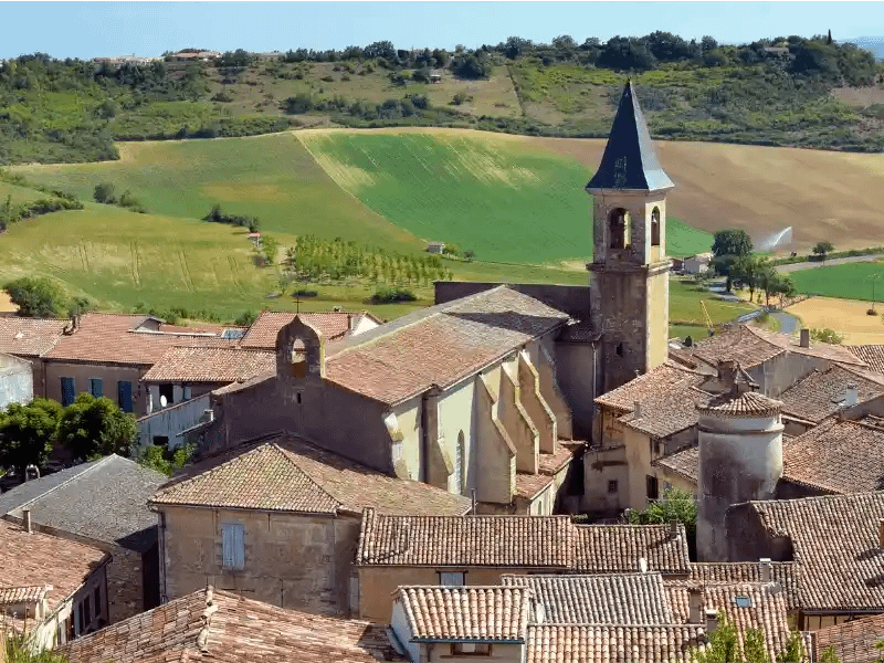Documentation visuelle du patrimoine rural par drone Village rural ancien photographié par drone invitant à demander un devis