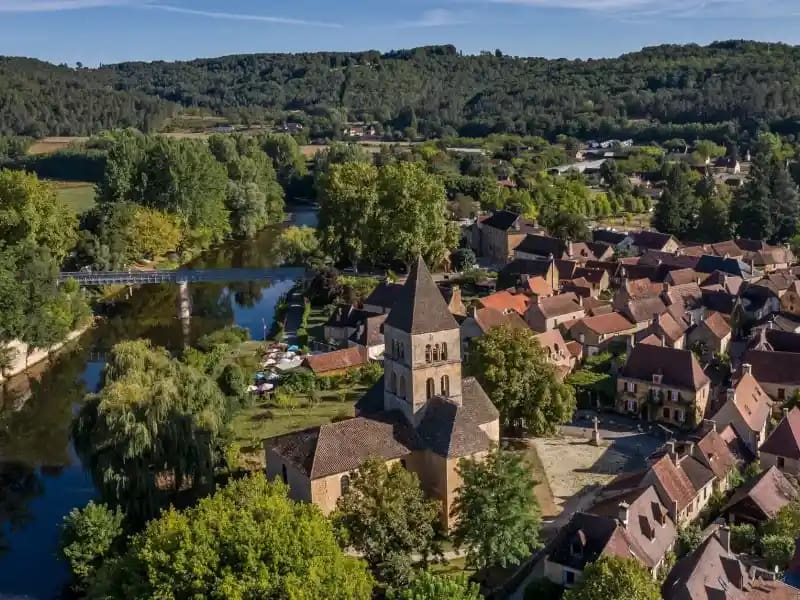 Saint-Léon-sur-Vézère - Patrimoine rural Église et village rural photographiés par drone dans leur environnement naturel.