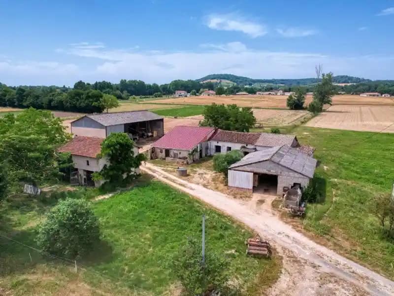 Vue aérienne d'un patrimoine rural ancien réalisée par drone Description précise de l’image