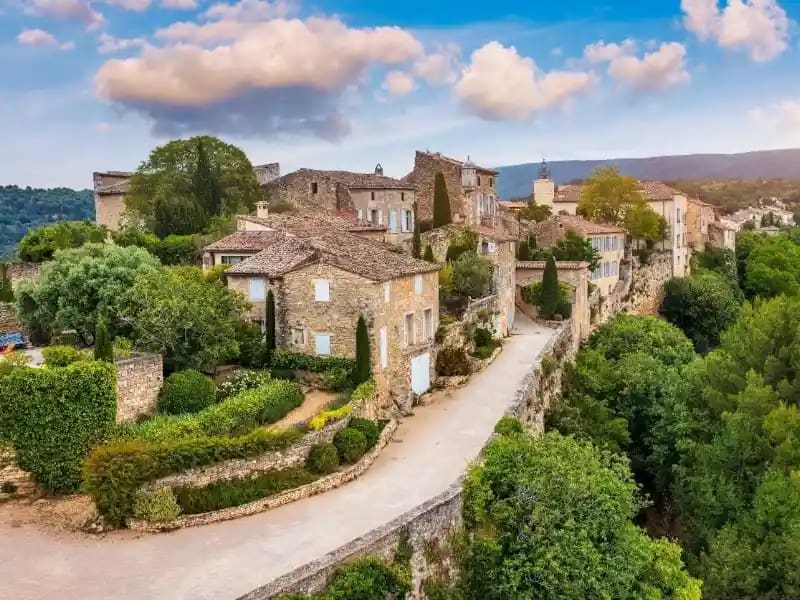 Vue aérienne d’un village et d’un chemin dans un environnement paysager