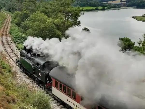 Vue rapprochée d'un patrimoine ferroviaire depuis un point de vue en hauteur