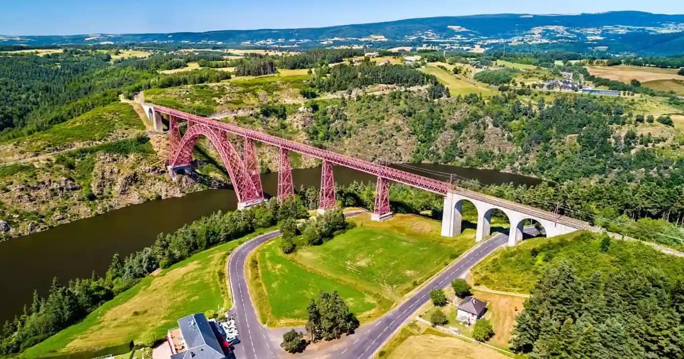 Viaduc ferroviaire et patrimoine du territoire Vue panoramique d’un viaduc ferroviaire et de son implantation dans le paysage