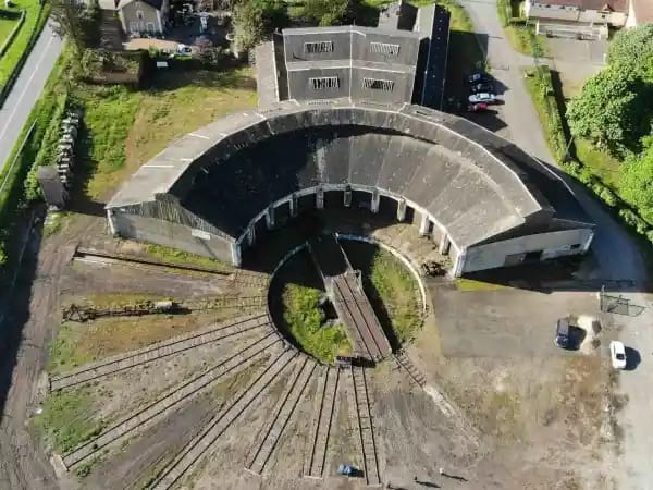 Ancien dépôt ferroviaire vu du ciel Vue aérienne d’un ancien dépôt ferroviaire avec rotonde et voies
