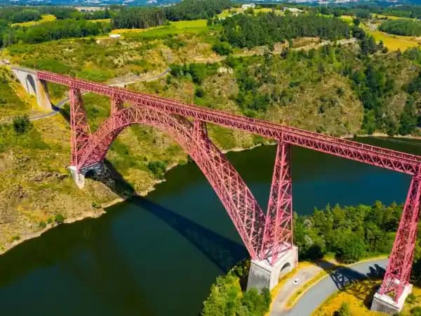 Vue aérienne d'un patrimoine ferroviaire permettant d'observer son organisation générale