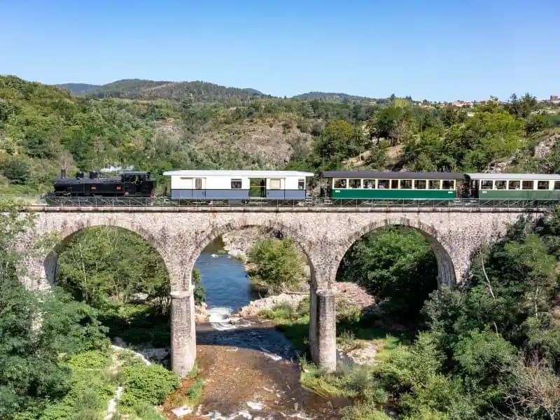Vue aérienne d’un ouvrage ferroviaire Vue aérienne d’un viaduc ferroviaire montrant l’ouvrage et ses abords