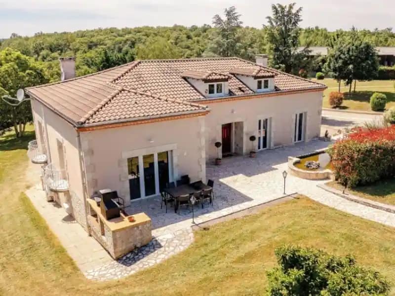 Maison de charme haut de gamme avec terrasse et jardin