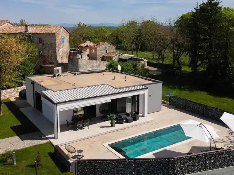 Vue aérienne d’une maison de standing dans un environnement verdoyant